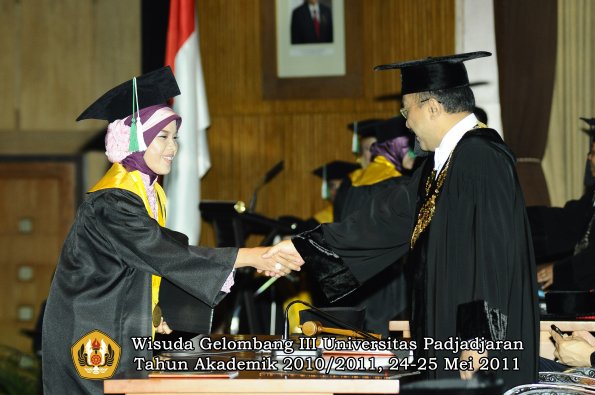 wisuda-pascasarjana-s3-s2-oleh-direktur-rektor-067