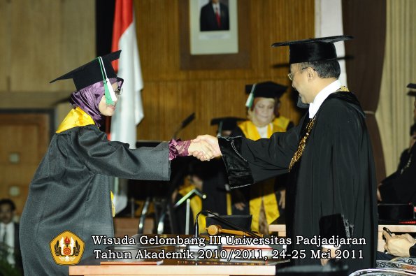 wisuda-pascasarjana-s3-s2-oleh-direktur-rektor-068