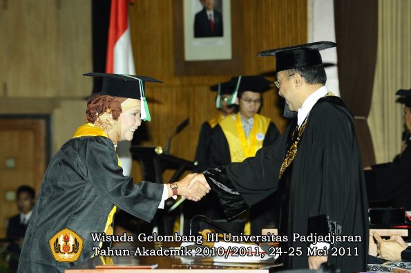 wisuda-pascasarjana-s3-s2-oleh-direktur-rektor-069