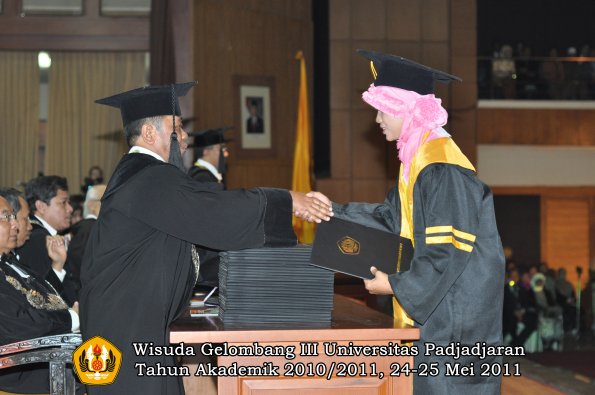 wisuda-fe-oleh-dekan-001-copy