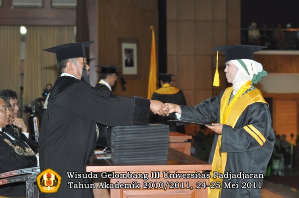 wisuda-fe-oleh-dekan-003-copy