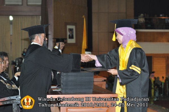 wisuda-fe-oleh-dekan-004-copy