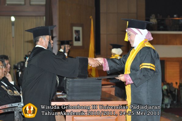 wisuda-fe-oleh-dekan-006-copy