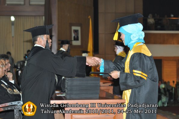 wisuda-fe-oleh-dekan-007-copy