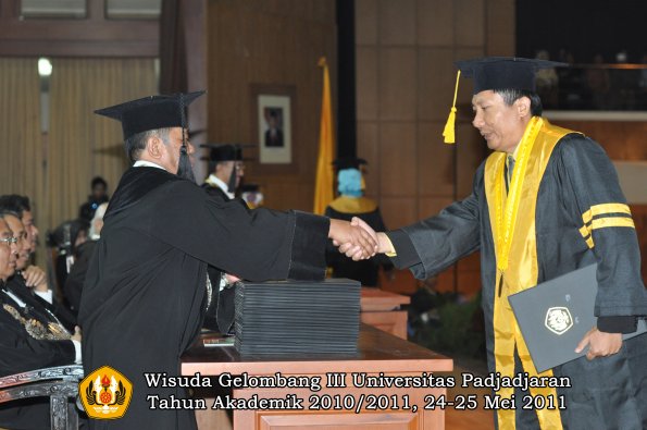 wisuda-fe-oleh-dekan-008-copy