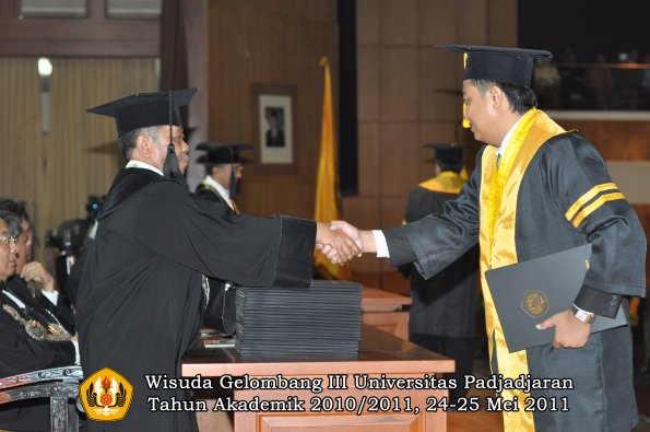 wisuda-fe-oleh-dekan-009-copy