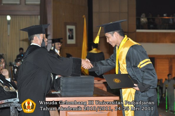 wisuda-fe-oleh-dekan-010-copy