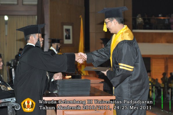 wisuda-fe-oleh-dekan-017-copy