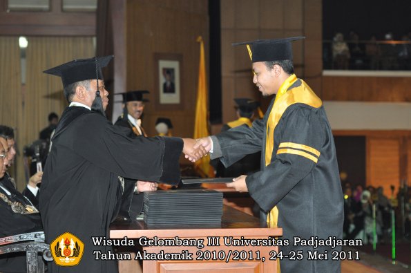 wisuda-fe-oleh-dekan-020-copy