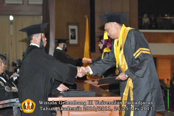 wisuda-fe-oleh-dekan-043-copy