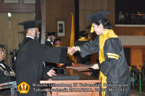 wisuda-fe-oleh-dekan-044-copy