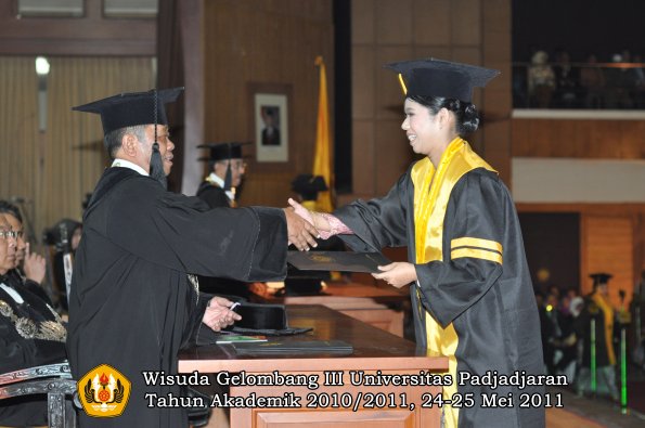 wisuda-fe-oleh-dekan-047