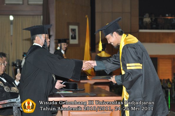 wisuda-fe-oleh-dekan-048-copy