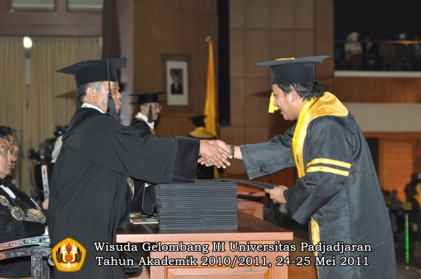 wisuda-fe-oleh-dekan-055-copy