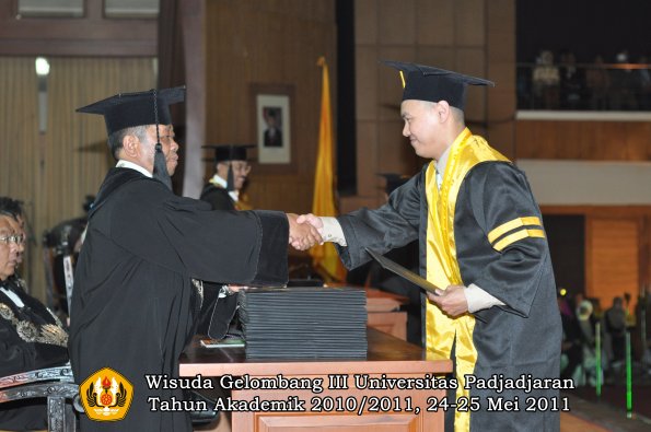 wisuda-fe-oleh-dekan-060-copy