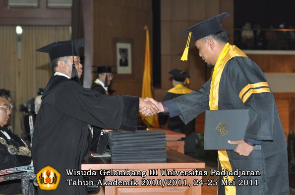 wisuda-fe-oleh-dekan-061-copy