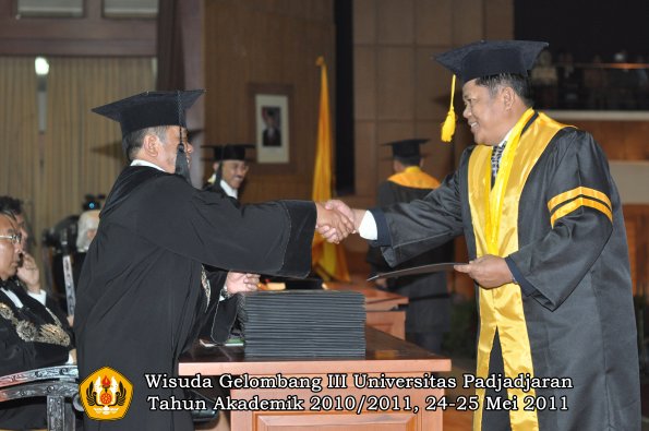 wisuda-fe-oleh-dekan-062-copy