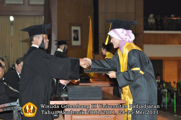 wisuda-fe-oleh-dekan-070-copy