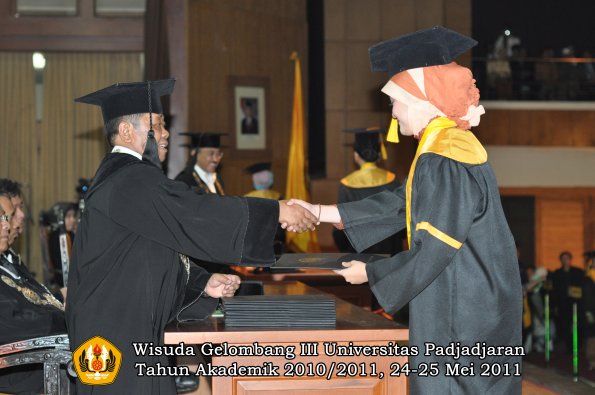 wisuda-fe-oleh-dekan-078-copy