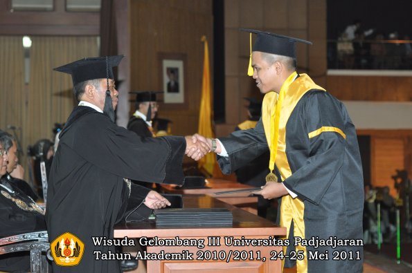 wisuda-fe-oleh-dekan-082-copy