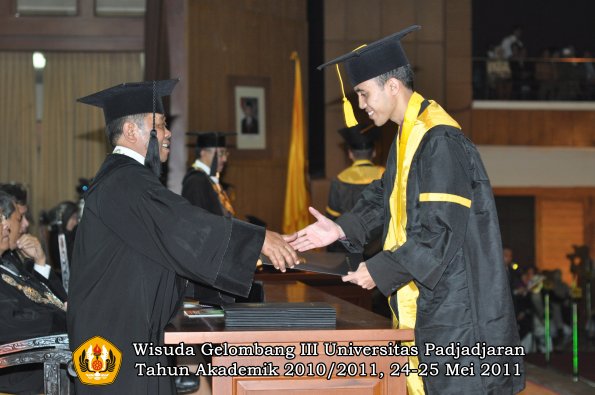 wisuda-fe-oleh-dekan-083-copy