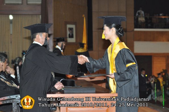 wisuda-fe-oleh-dekan-085-copy