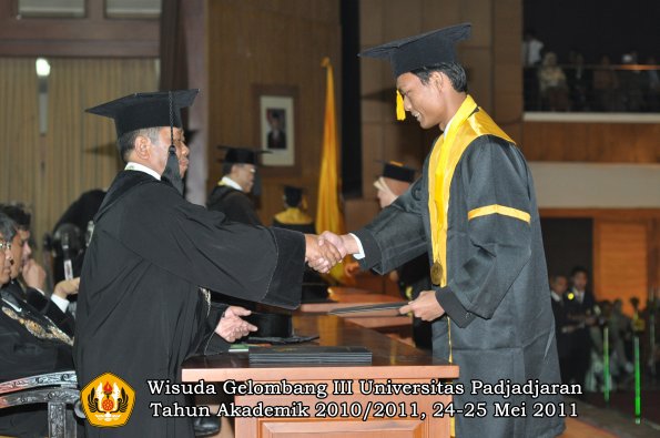 wisuda-fe-oleh-dekan-089-copy