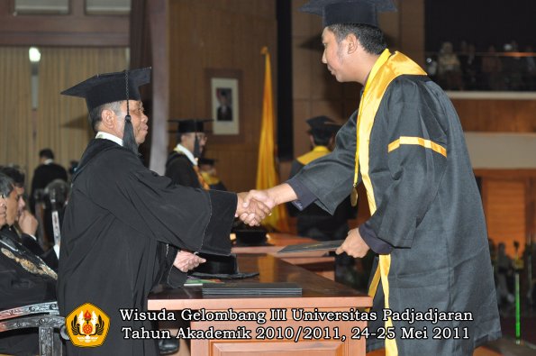 wisuda-fe-oleh-dekan-090-copy