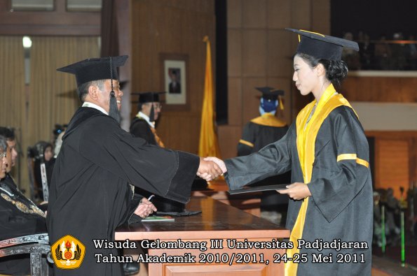 wisuda-fe-oleh-dekan-093-copy