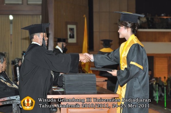 wisuda-fe-oleh-dekan-094-copy