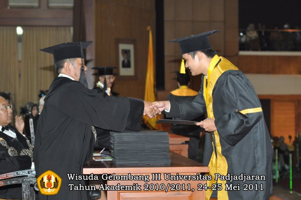 wisuda-fe-oleh-dekan-095-copy