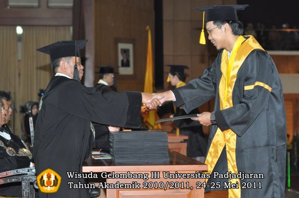 wisuda-fe-oleh-dekan-097-copy