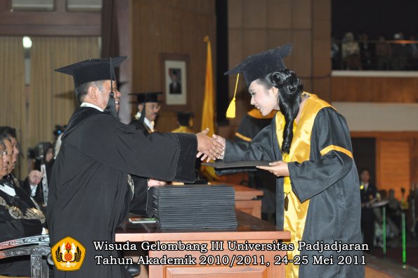 wisuda-fe-oleh-dekan-098-copy