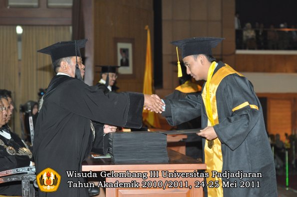 wisuda-fe-oleh-dekan-099-copy