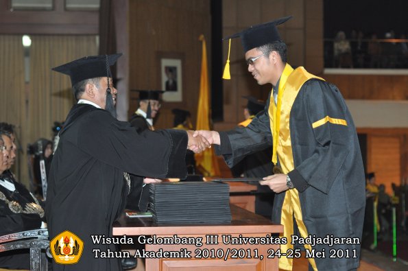 wisuda-fe-oleh-dekan-100-copy