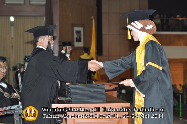 wisuda-fe-oleh-dekan-101-copy