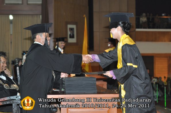 wisuda-fe-oleh-dekan-102-copy