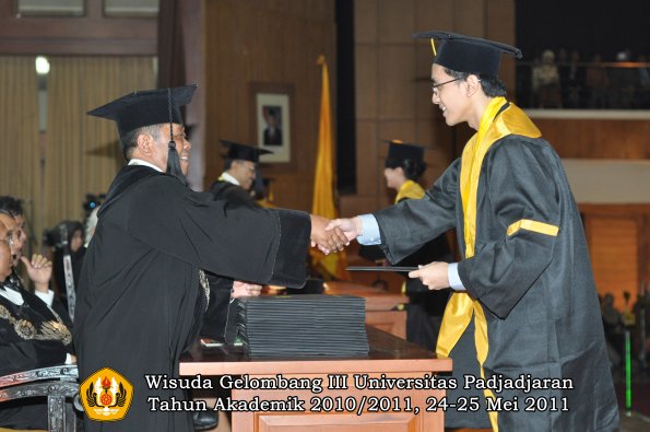 wisuda-fe-oleh-dekan-103-copy