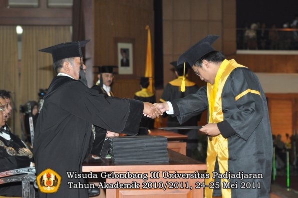 wisuda-fe-oleh-dekan-104-copy