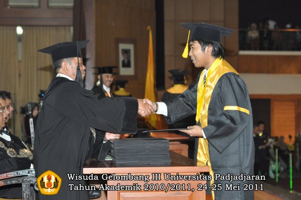 wisuda-fe-oleh-dekan-105-copy