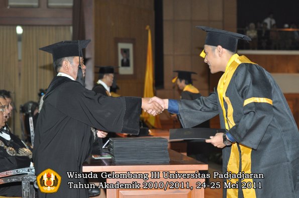 wisuda-fe-oleh-dekan-106-copy