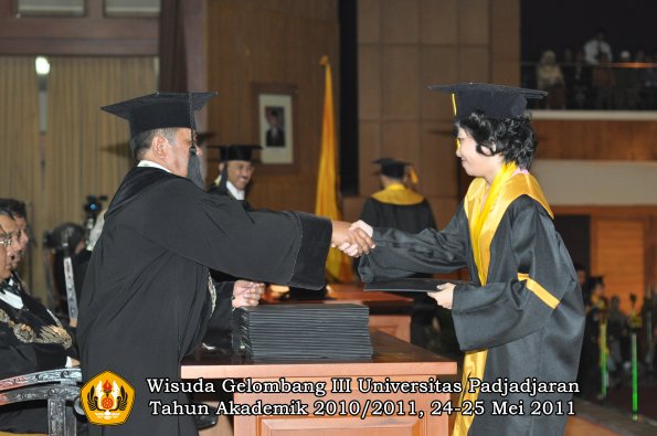 wisuda-fe-oleh-dekan-107-copy