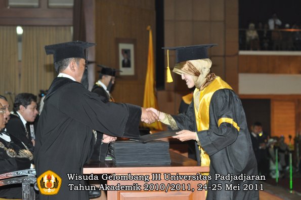 wisuda-fe-oleh-dekan-108-copy