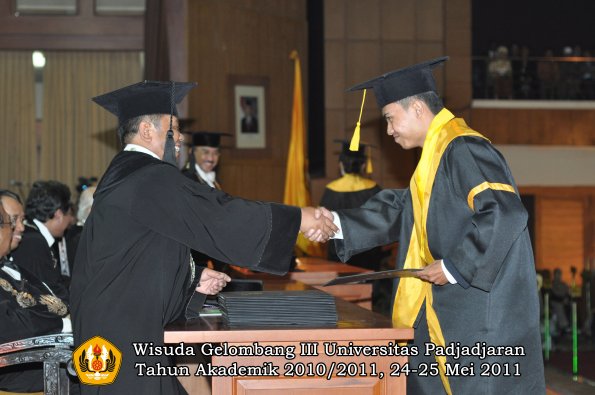 wisuda-fe-oleh-dekan-109-copy