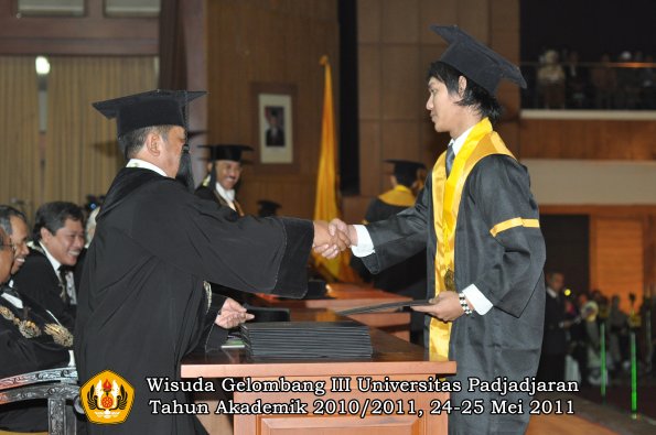 wisuda-fe-oleh-dekan-110-copy