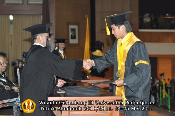 wisuda-fe-oleh-dekan-111-copy