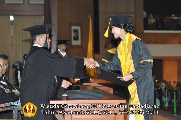 wisuda-fe-oleh-dekan-112-copy