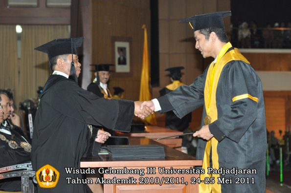 wisuda-fe-oleh-dekan-113-copy