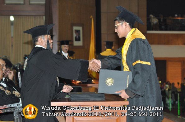 wisuda-fe-oleh-dekan-114-copy