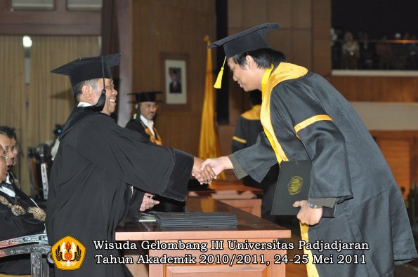 wisuda-fe-oleh-dekan-115-copy